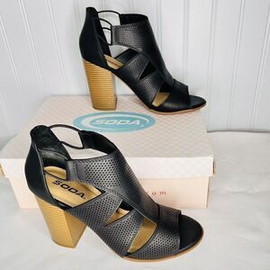 SODA ARYA-S Sz 8.5 Lace Up Heels Black Faux Wood Heels EUC